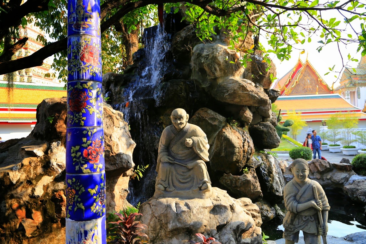 Rocaille et statuettes dans le jardin du temple
