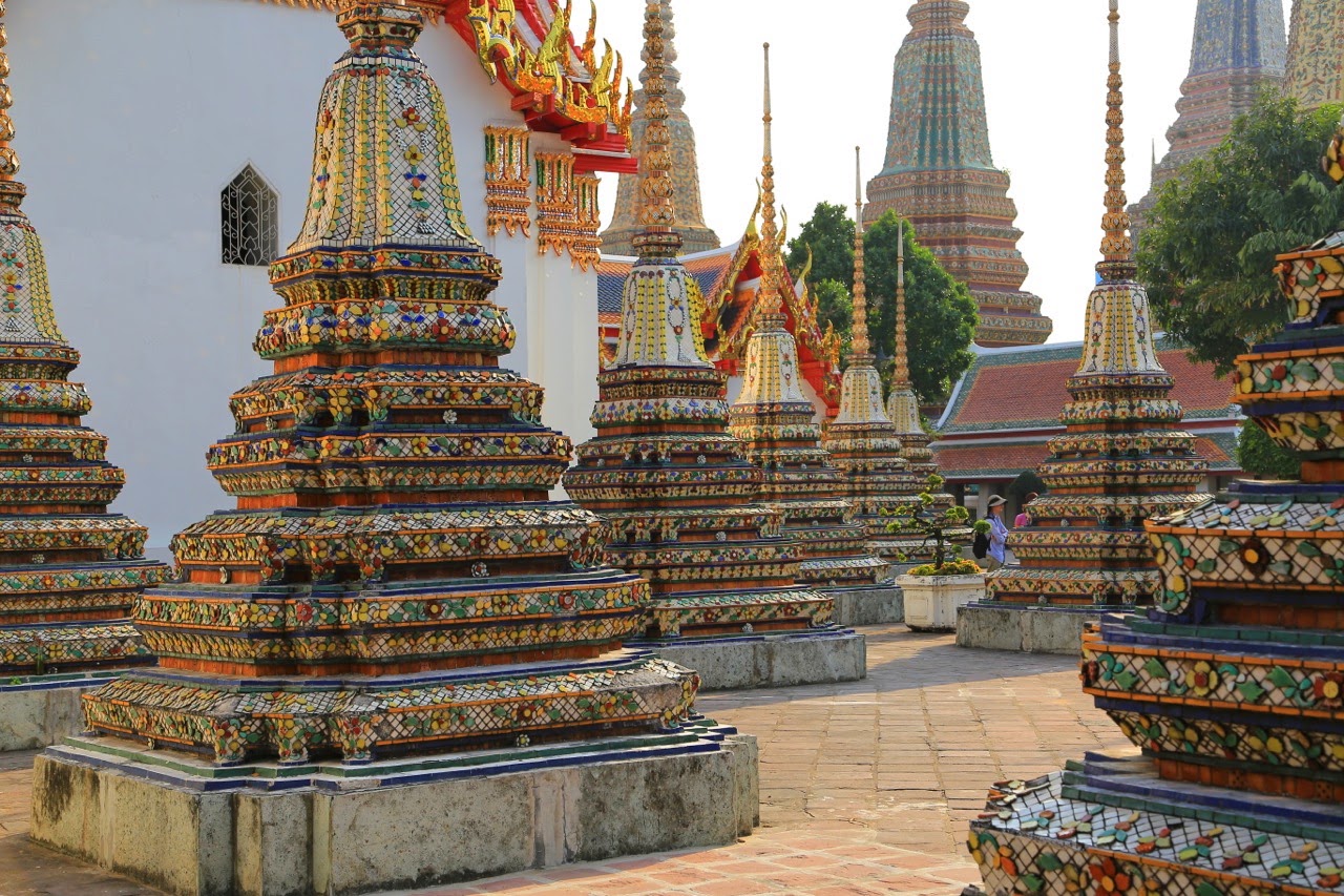 Stupas en mosaïque colorée du Wat Pho