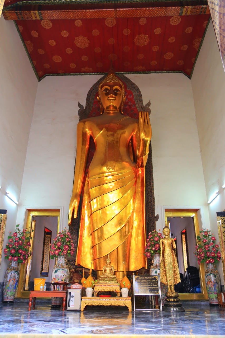 Bouddha debout dans sa niche