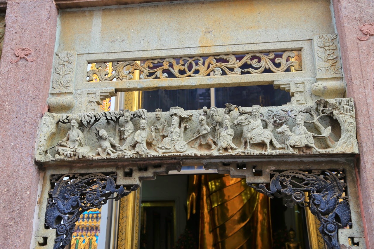 Porte sculptée d'un temple