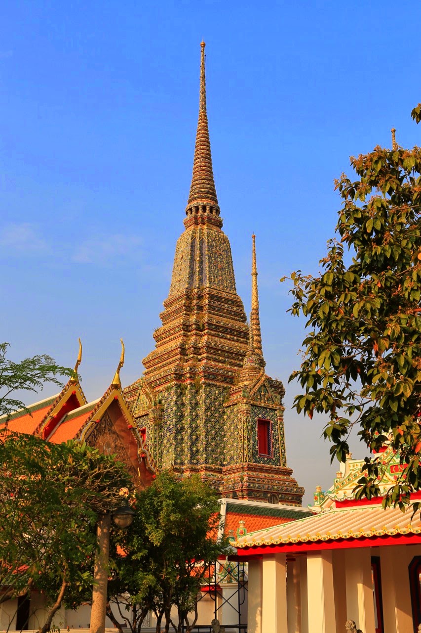 Chedi du Wat Pho au soleil couchant