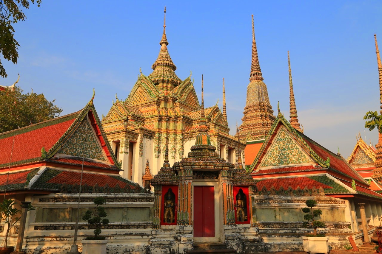 Temple et chedis colorés