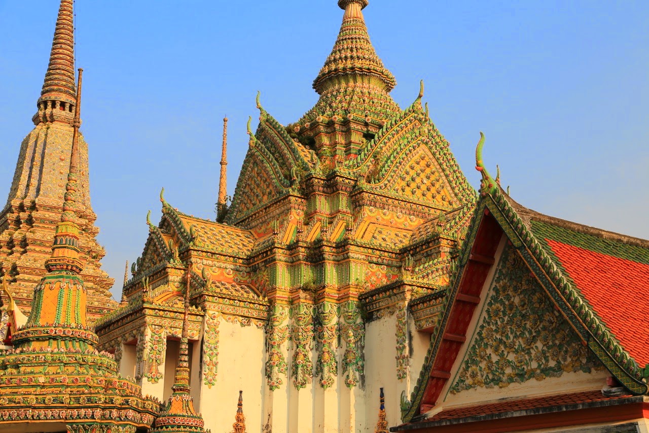 Chedi en mosaïque et toit de temple