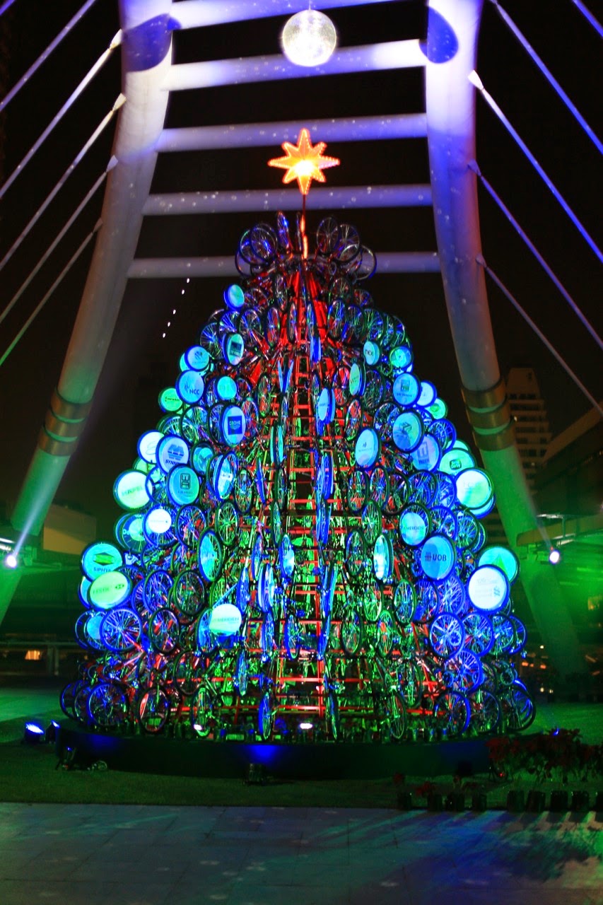 Sapin de Noël en vélos illuminé à Bangkok