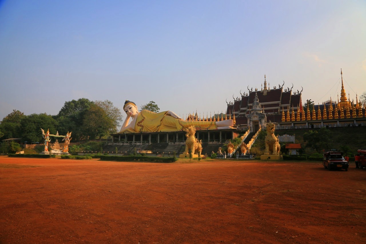 Le bouddha couché du Wat Phra That Suthon à Den Chai