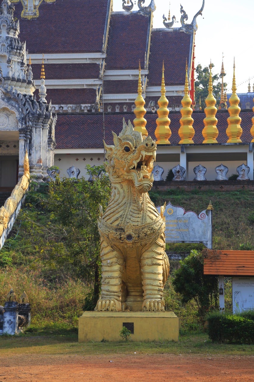Statue de lion gardant l'entrée du temple