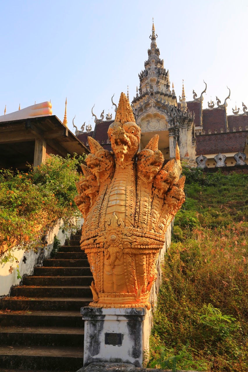 Naga à plusieurs têtes devant un escalier