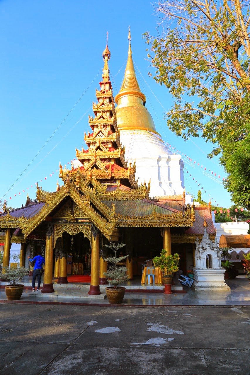 Chedi doré du Wat Phra Kaew Don Tao à Lampang