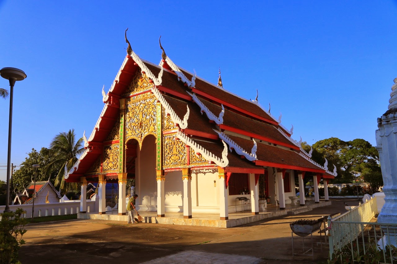 Temple au toit rouge et or à Den Chai