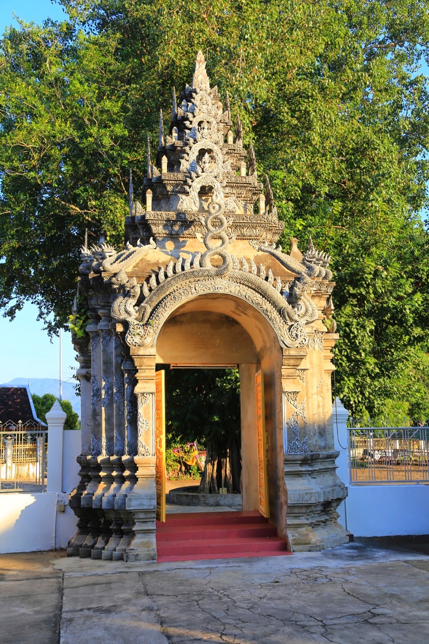 Petit sanctuaire au toit sculpté