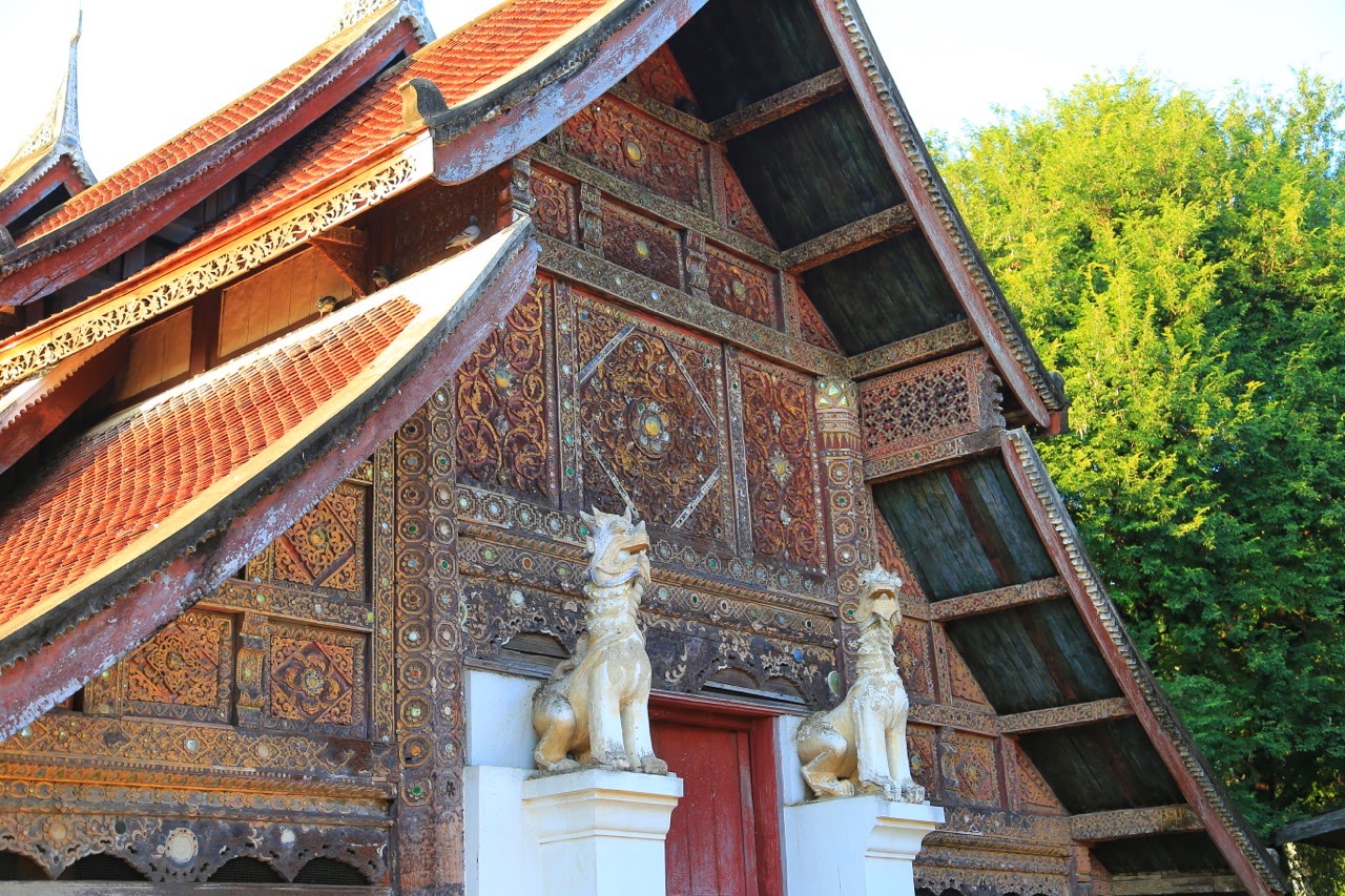 Façade en teck sculpté d'un temple de Lampang