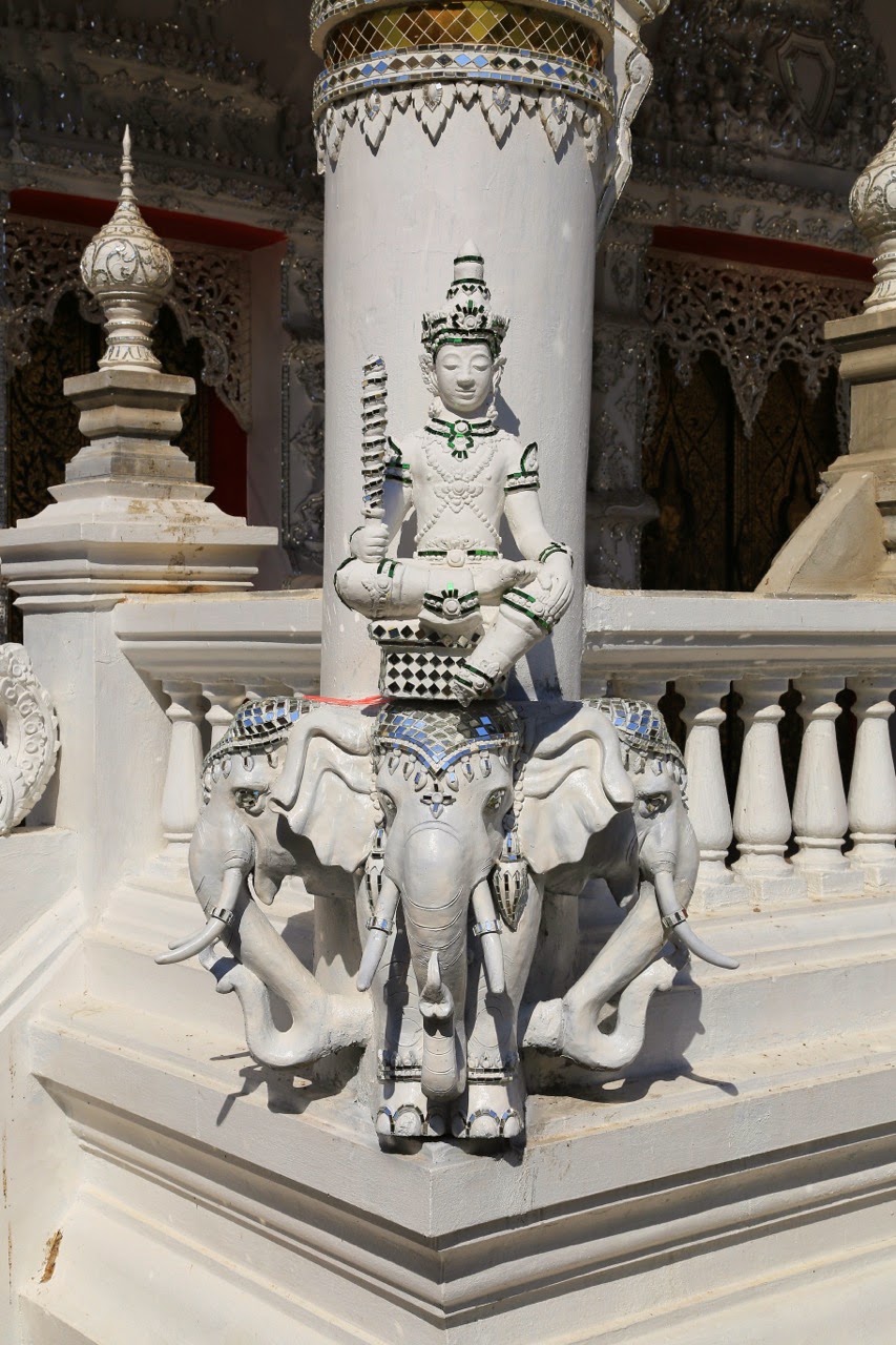Statue blanche d'un gardien