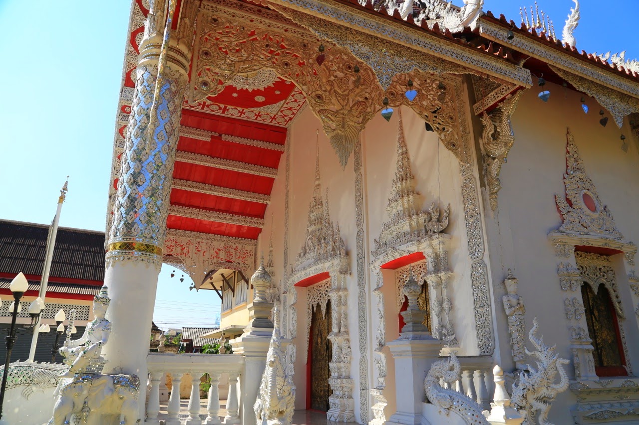 Entrée blanche et rouge d'un temple