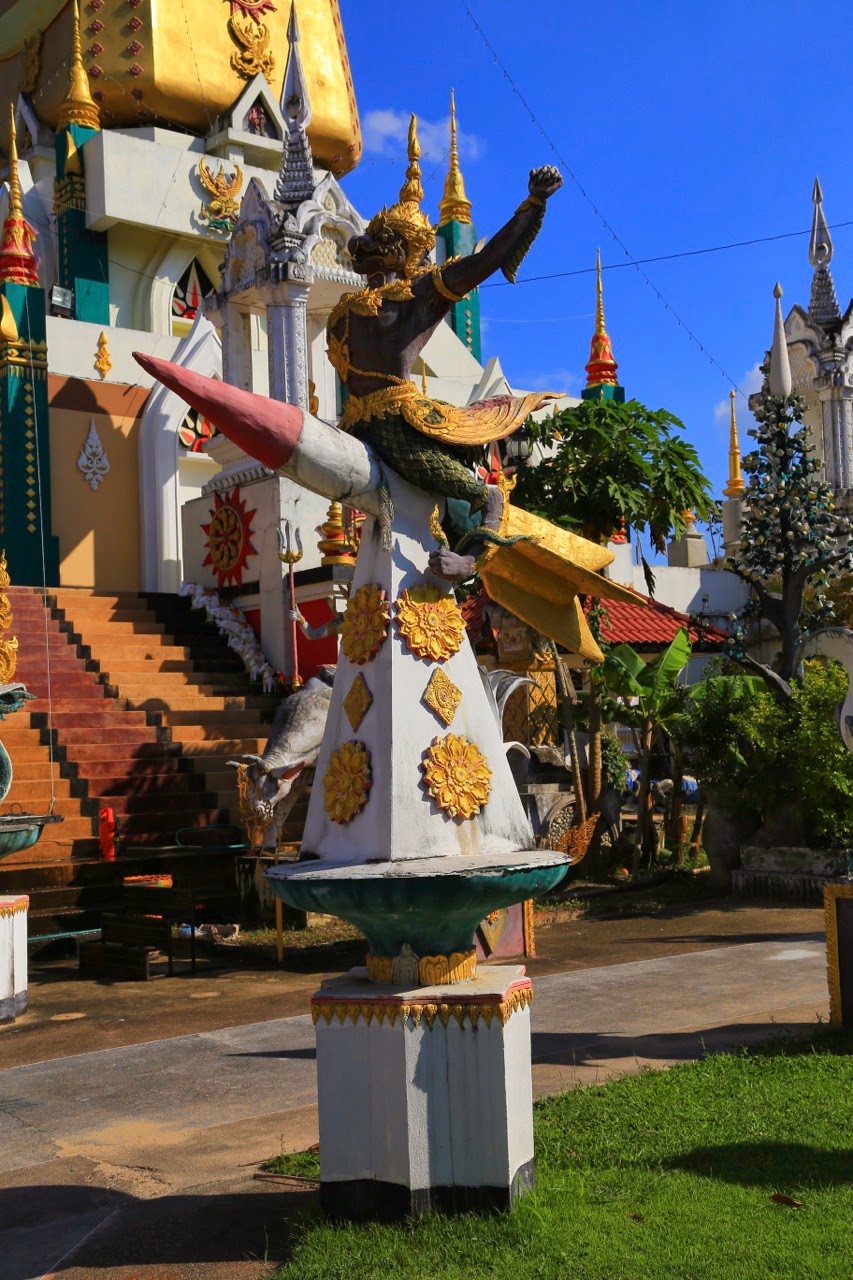 Démon chevauchant une fusée au Wat Sai Khao