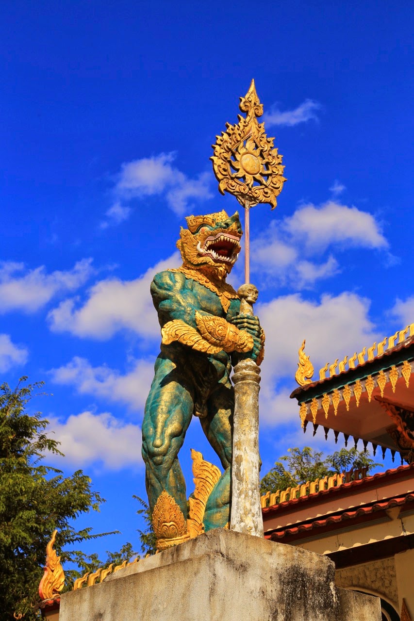 Statue de géant gardien en vert et or