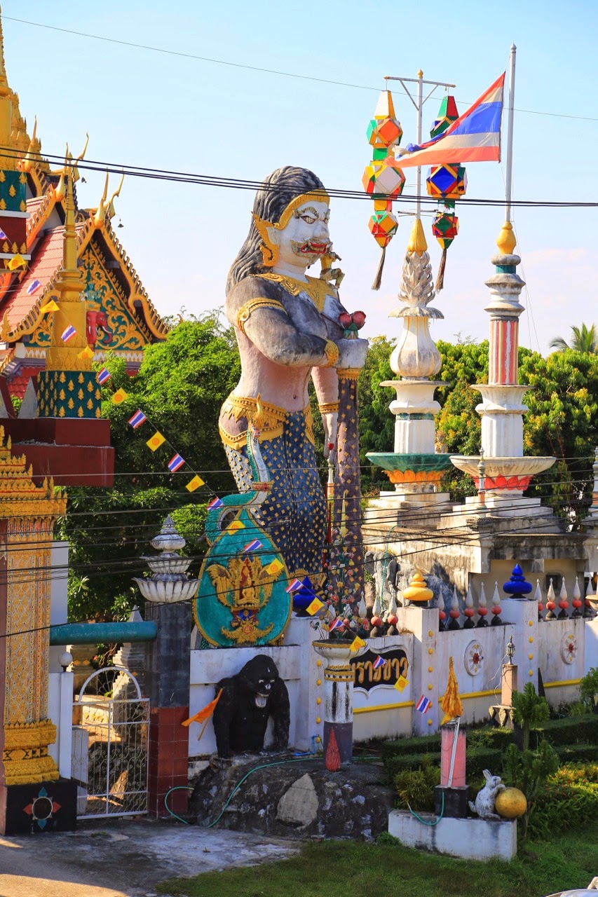 Statues colorées et drapeau thaïlandais