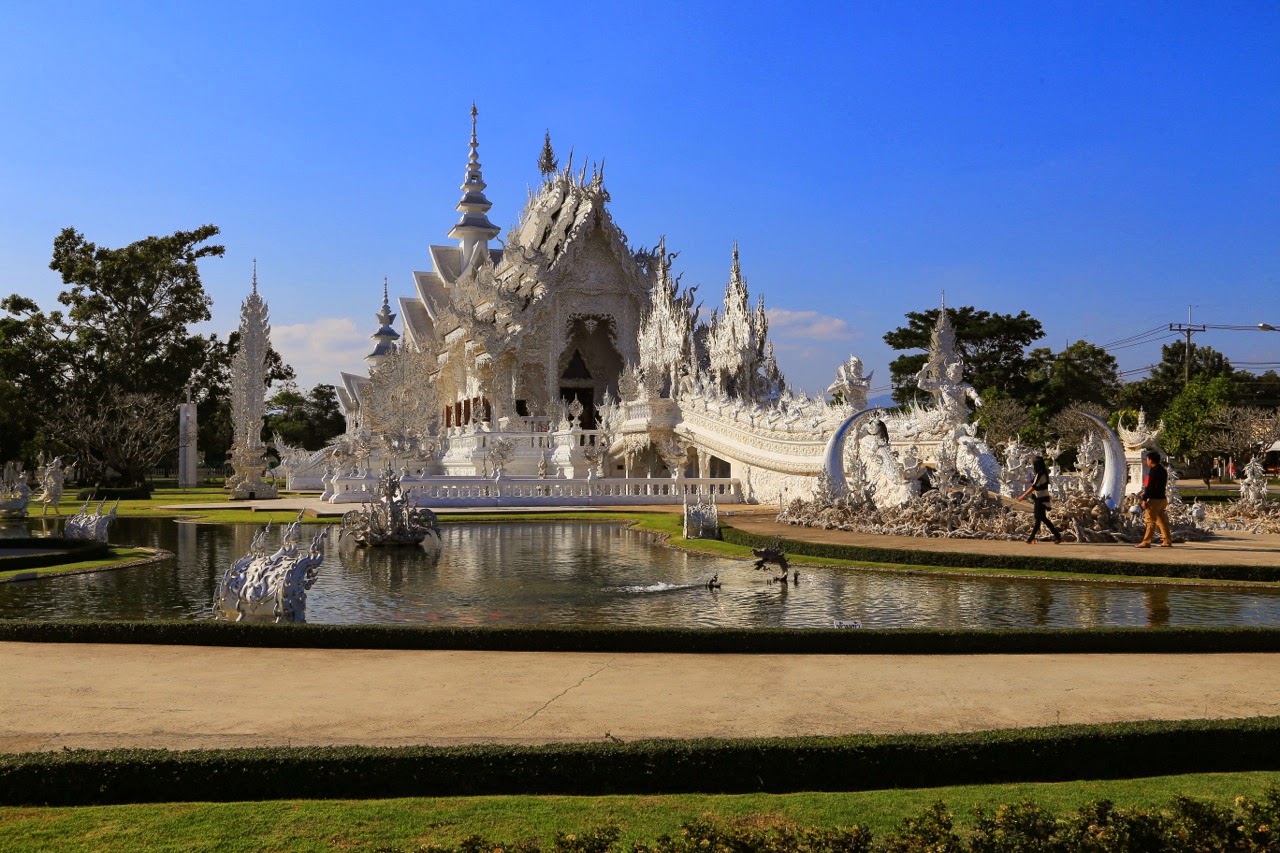 Le Wat Rong Khun, temple blanc de Chiang Rai, et son bassin