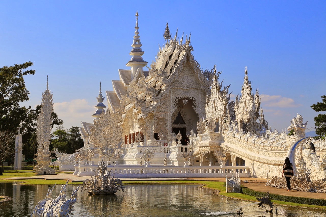 Le temple blanc scintillant sous le soleil