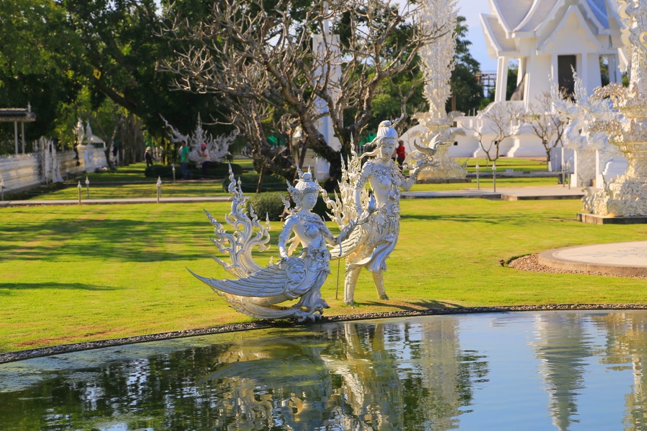 Sculptures blanches dans le bassin du Wat Rong Khun