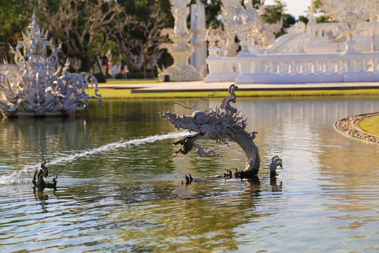 Sculpture de poisson crachant de l'eau dans le bassin