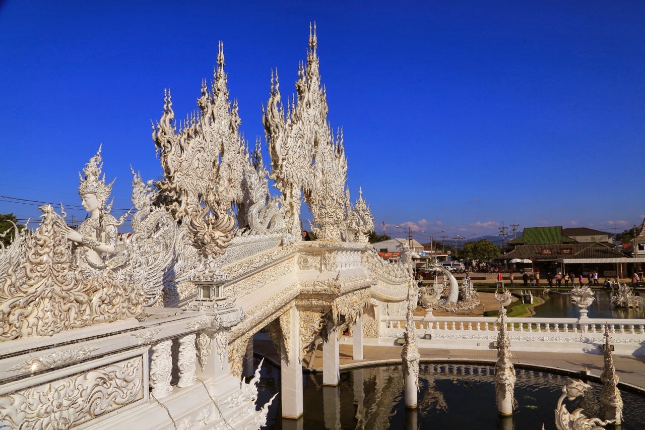 Le pont menant au temple blanc