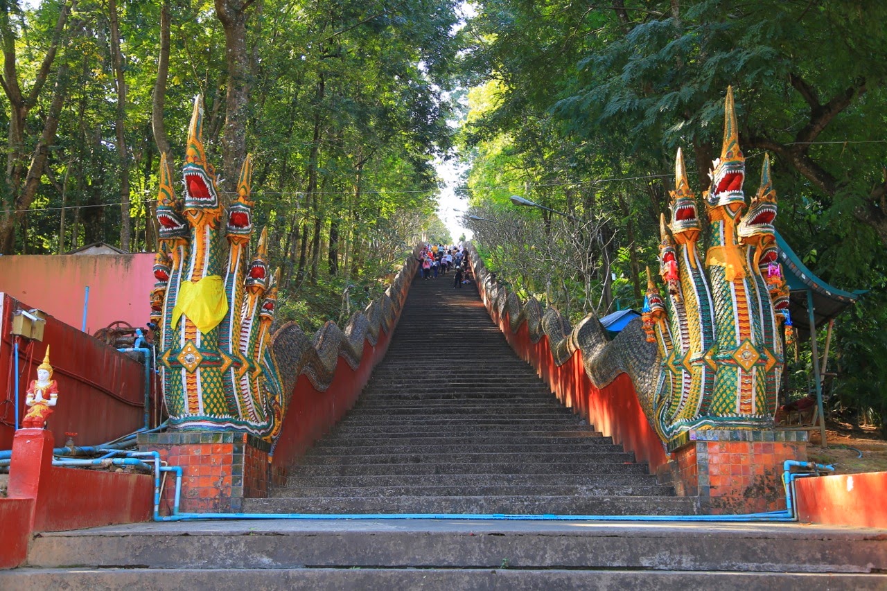 Escalier bordé de nagas à plusieurs têtes