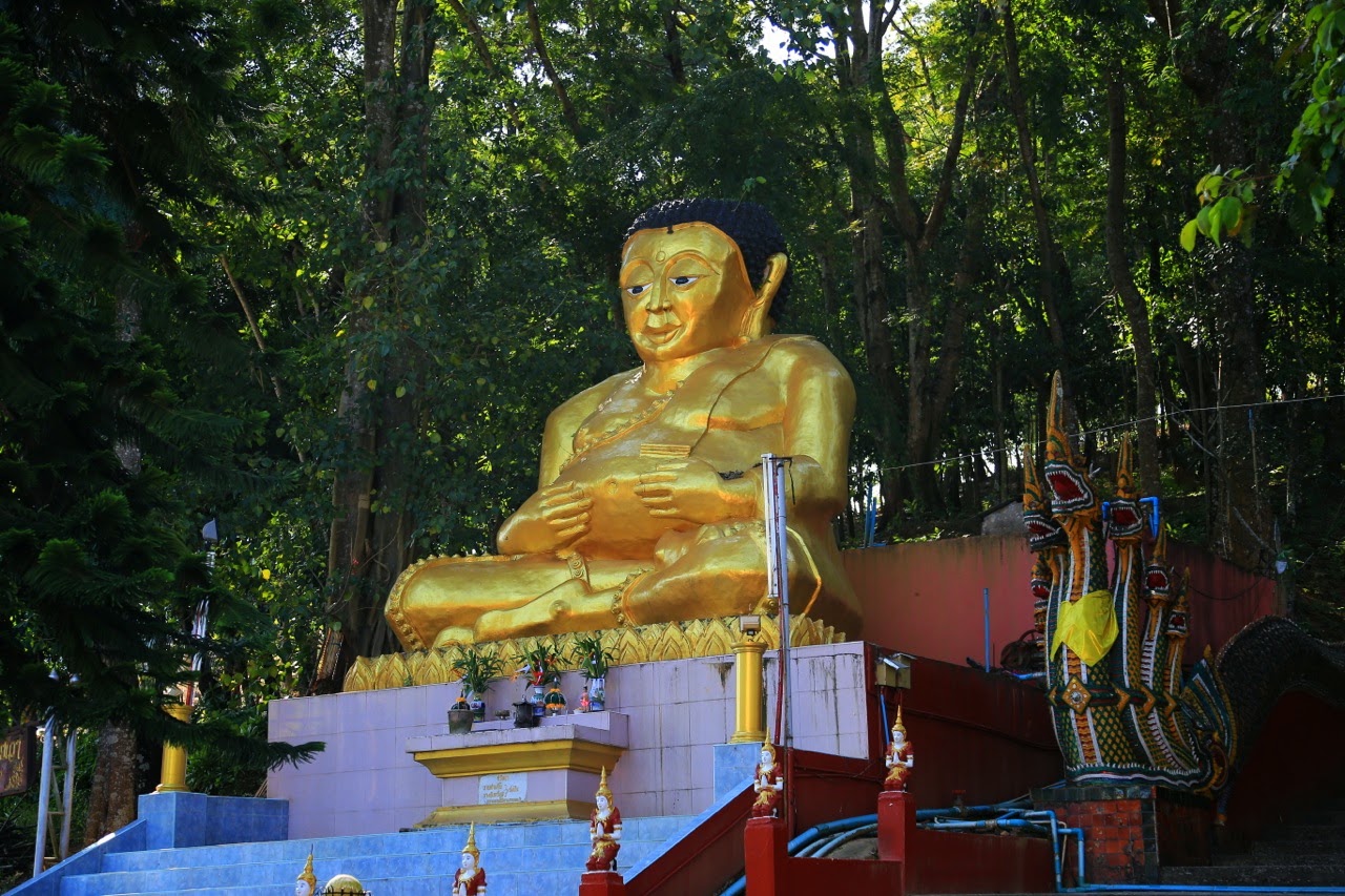 Bouddha bedonnant au sommet de la colline