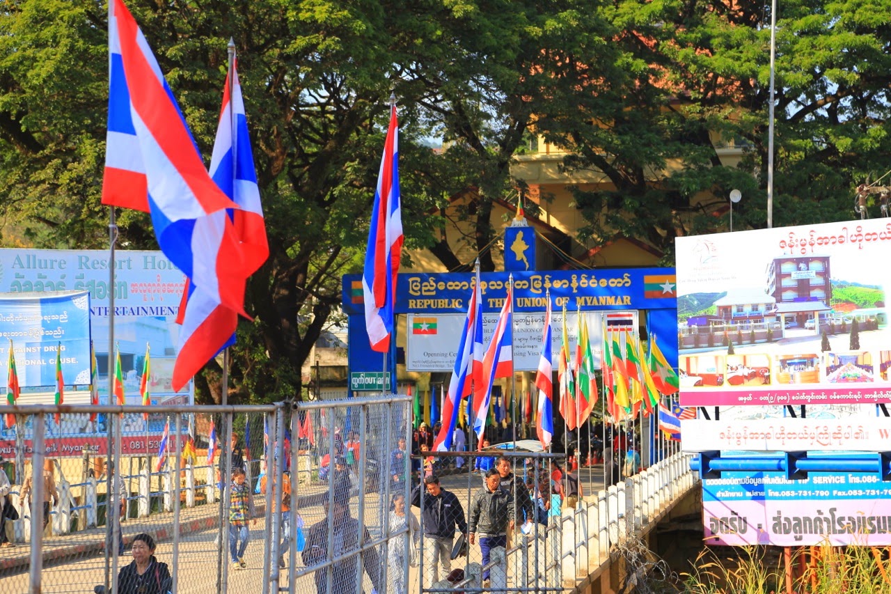 Drapeaux thaïlandais au poste-frontière de Mae Sai