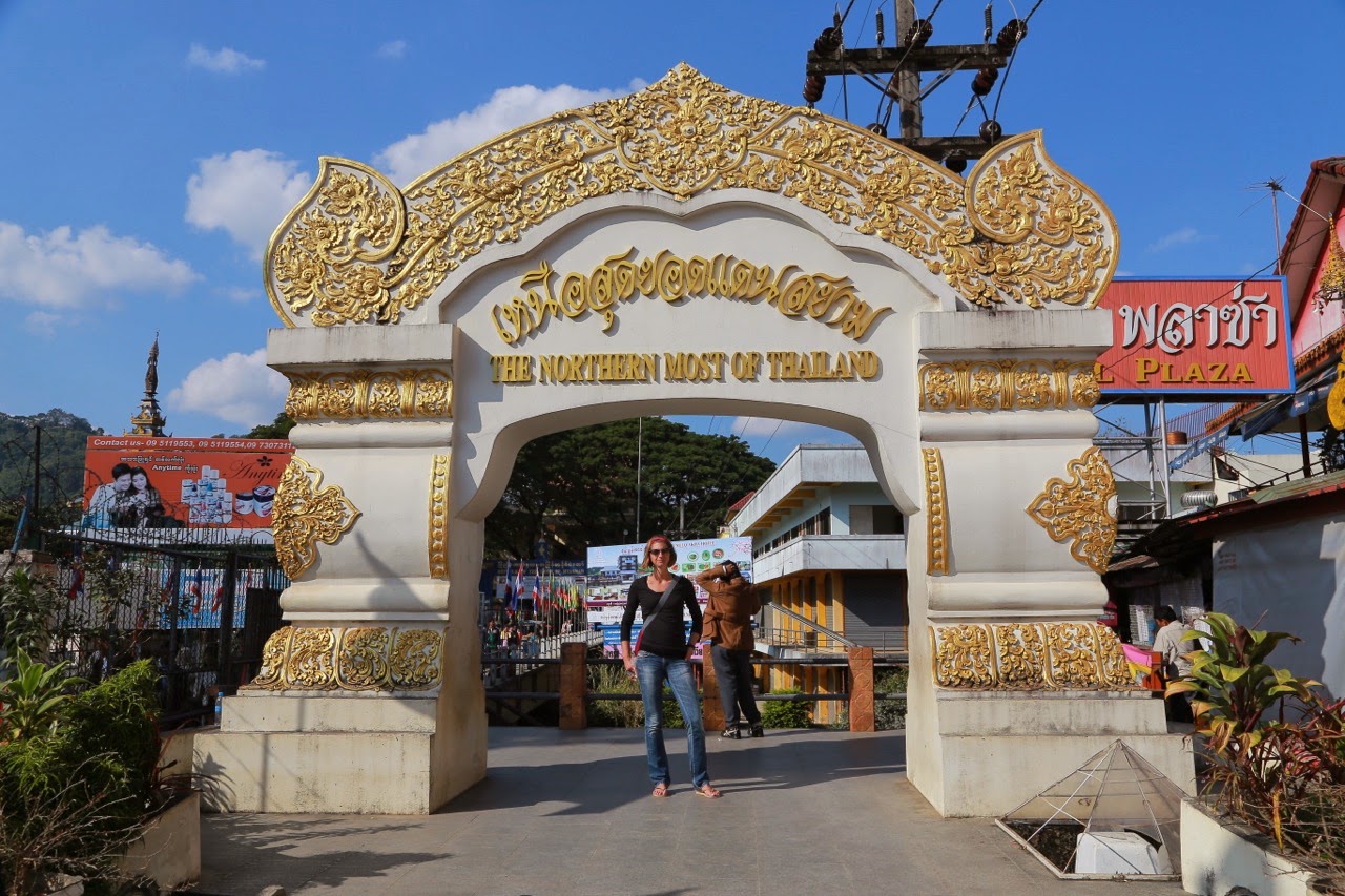 Porte d'entrée du temple sur la colline de Mae Sai