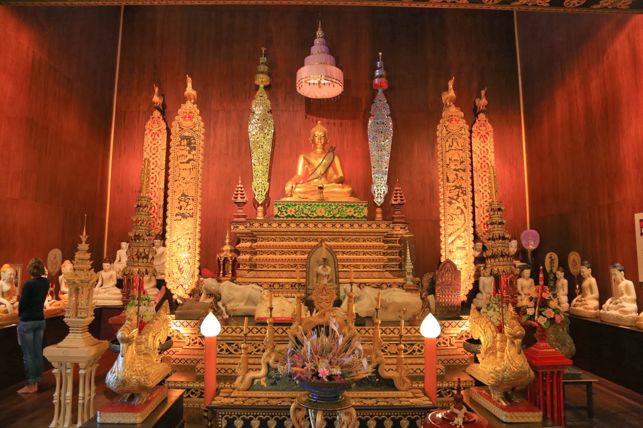 Autel doré à l'intérieur du Wat Phra Kaew