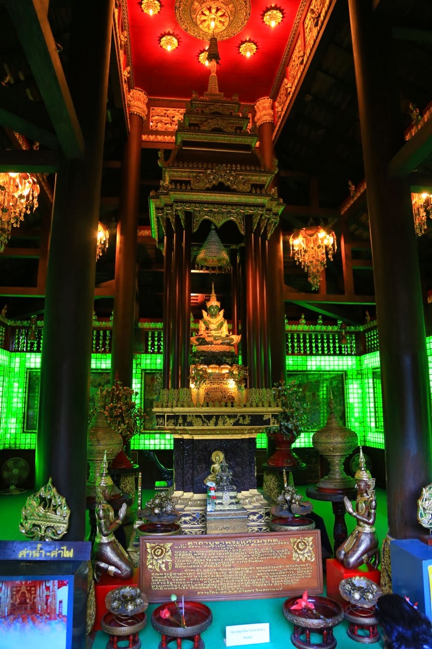 Bouddha de jade dans sa lumière verte
