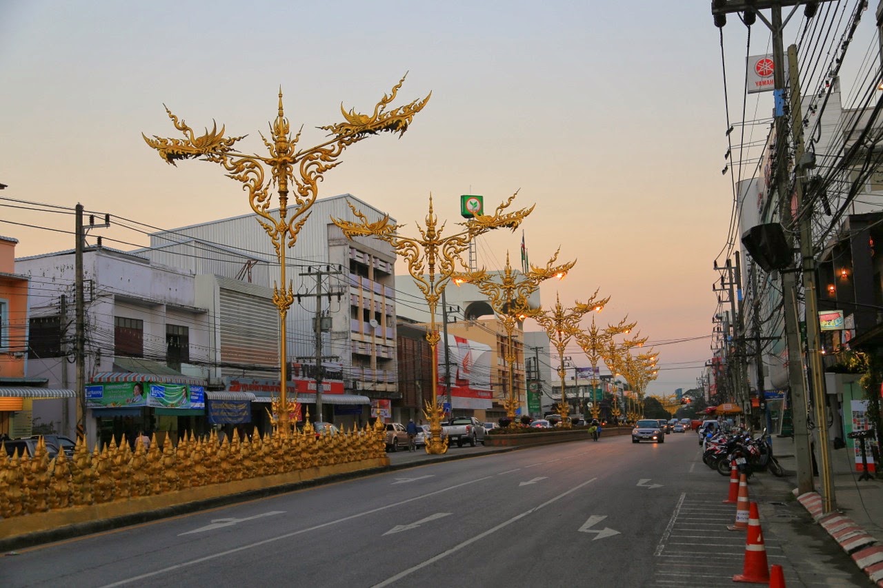 Avenue de Chiang Rai au coucher du soleil