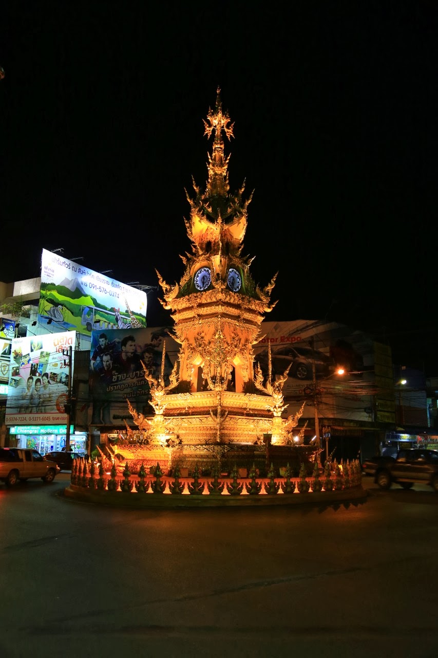 La tour de l'horloge illuminée, la nuit
