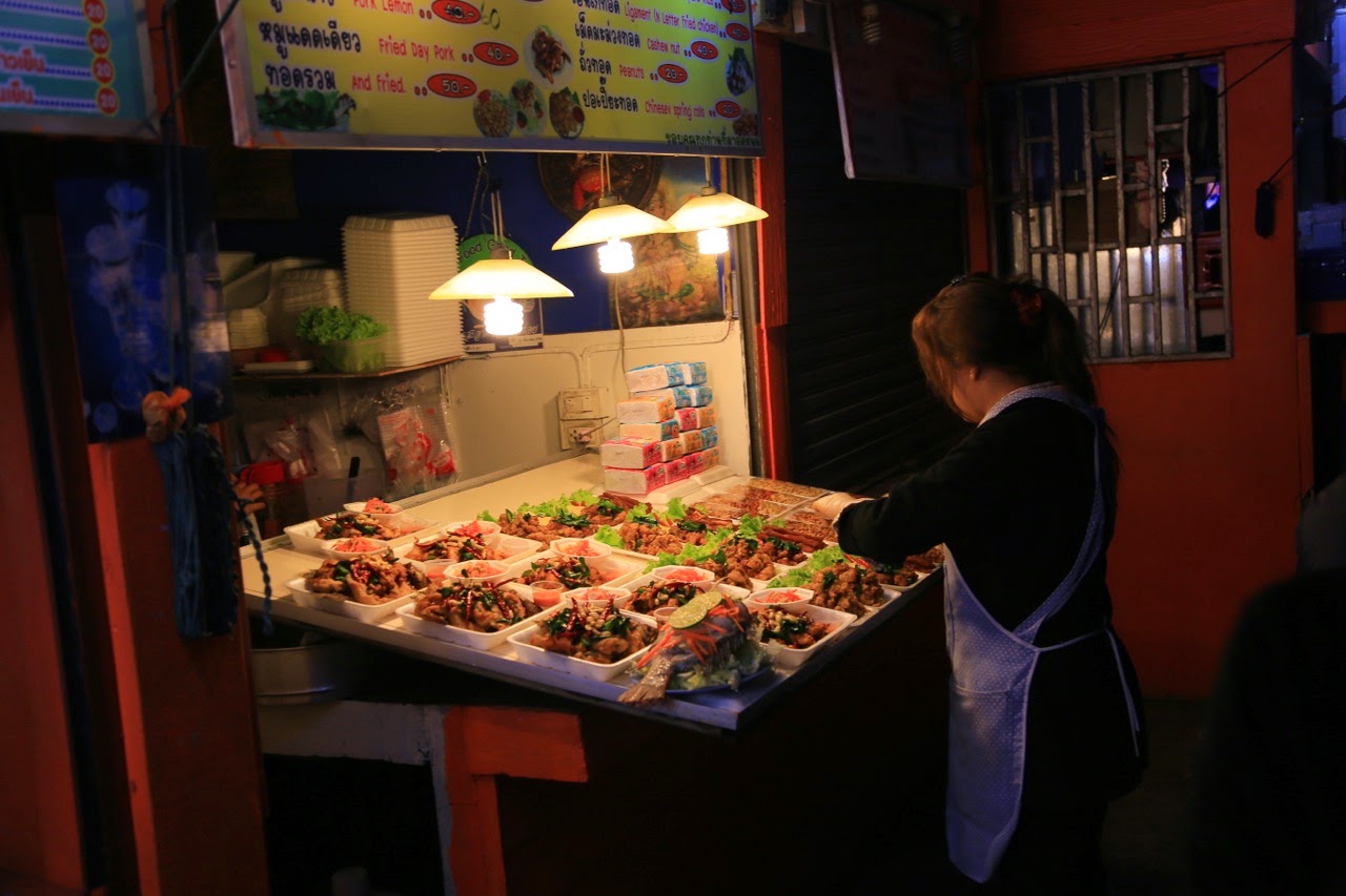 Marchande et ses plats préparés