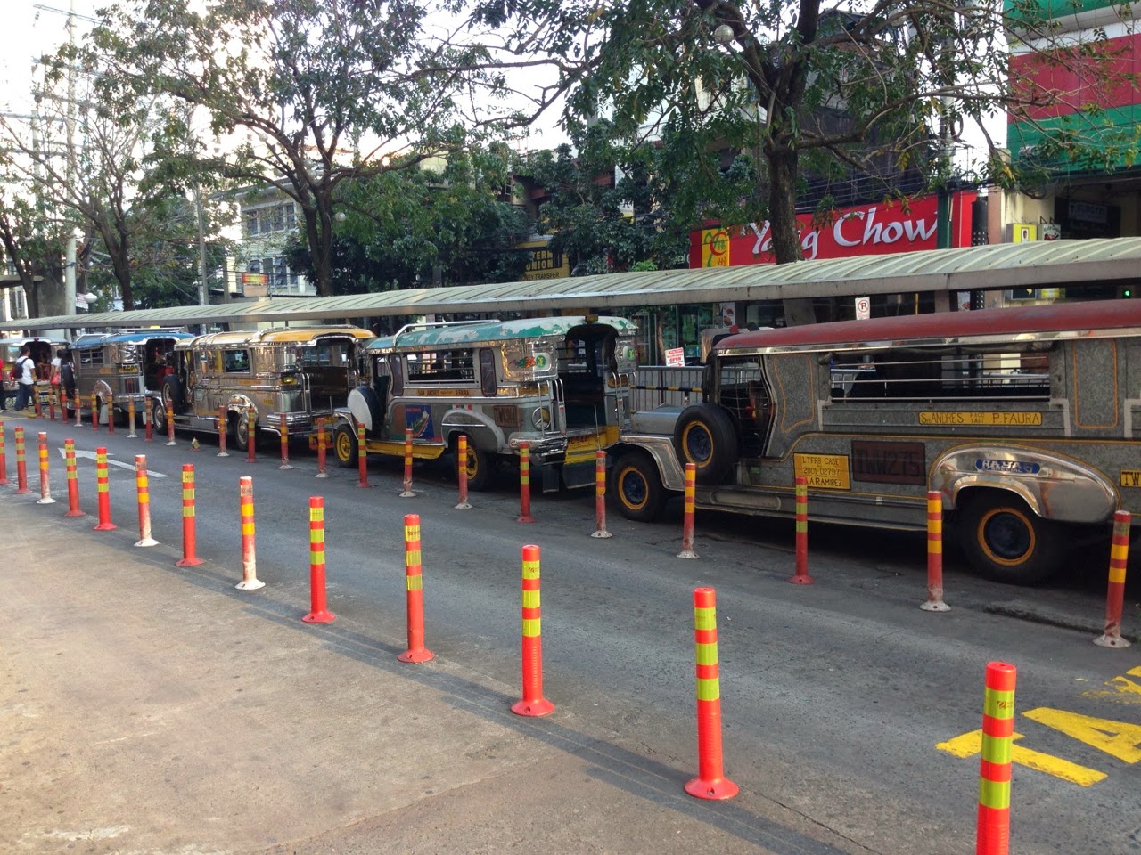 File de jeepneys dans les rues de Manille
