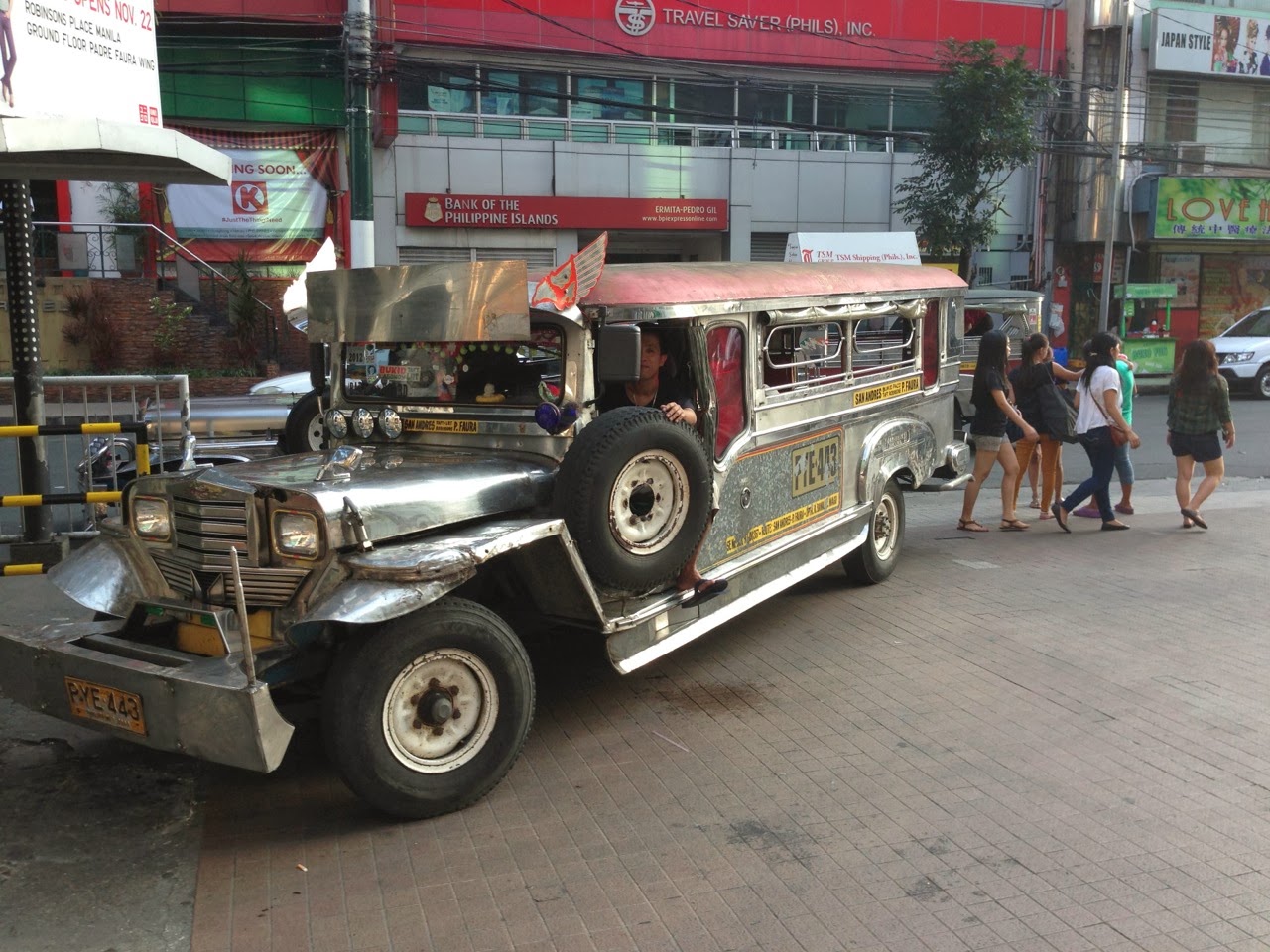 Jeepney chromé typique de Manille