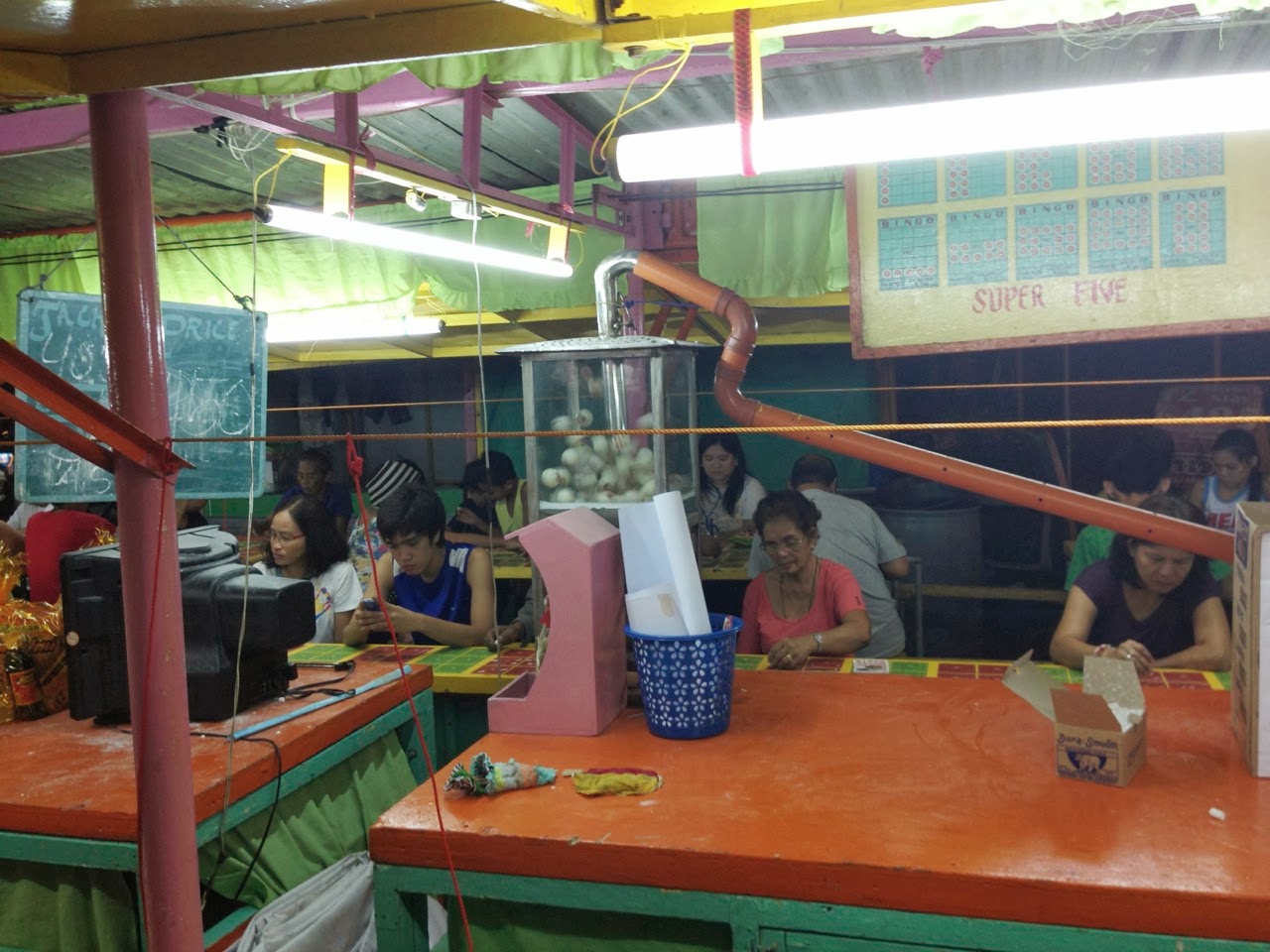 Tables d'un petit restaurant de Malate