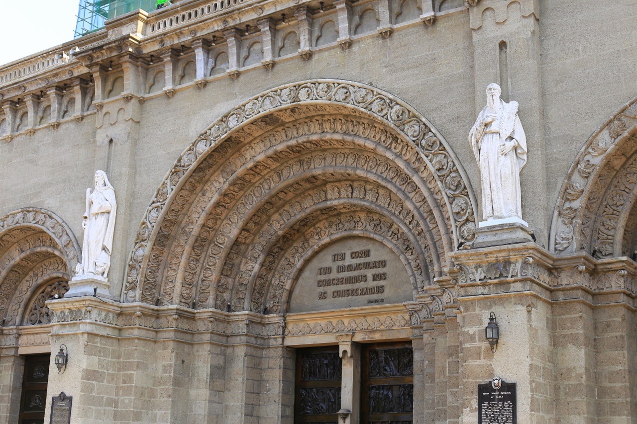 Portail sculpté de la cathédrale de Manille