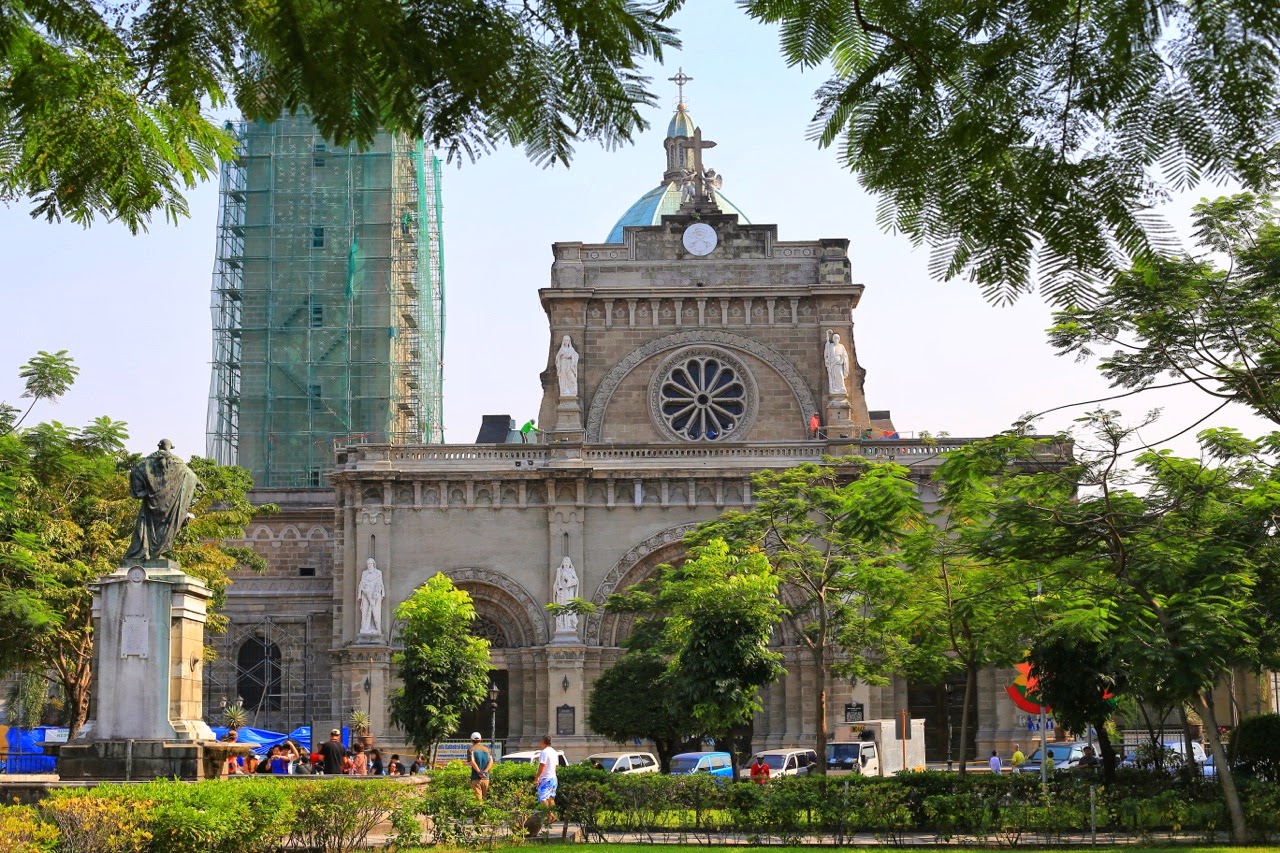 La cathédrale de Manille et son clocher en travaux