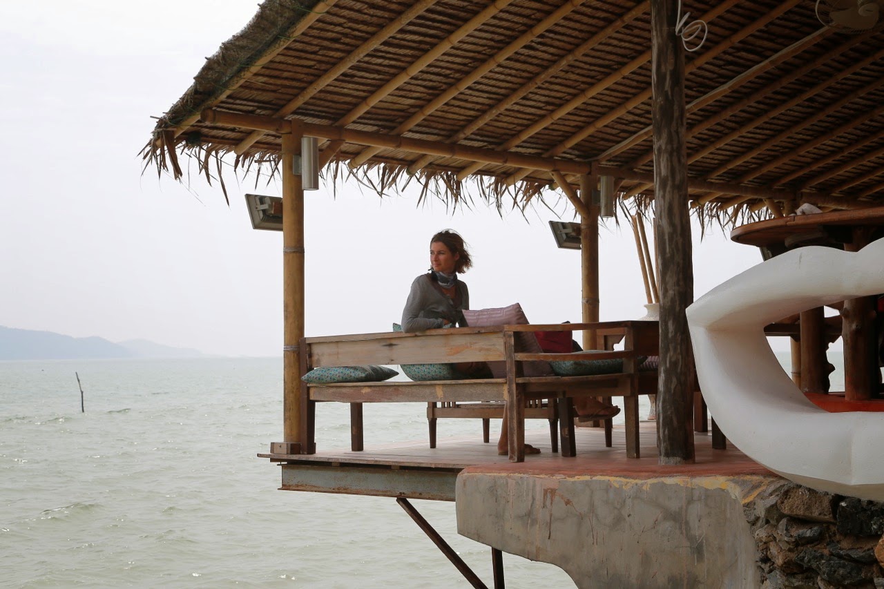 Bar en paillote au bord de la mer à Laem Hin Khom