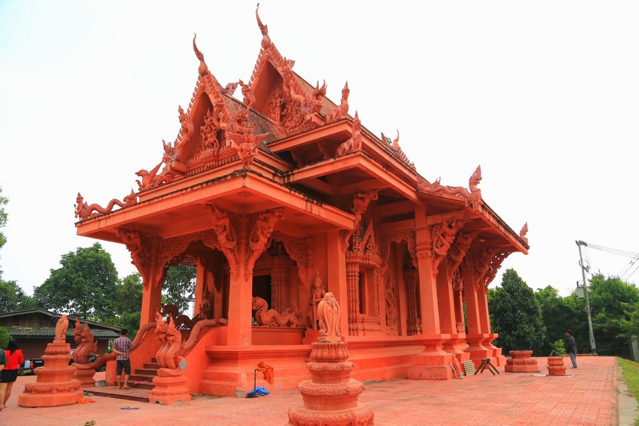 Le temple rouge en construction