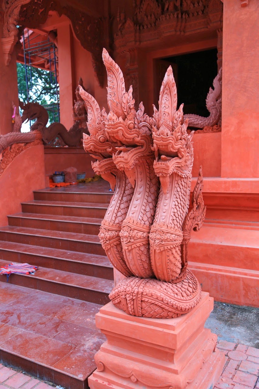 Nagas rouges à l'entrée du temple