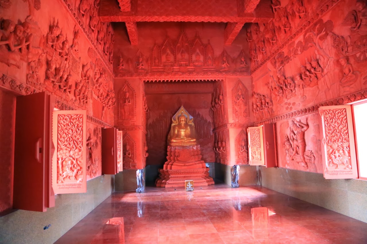 Intérieur rouge du temple modelé de personnages