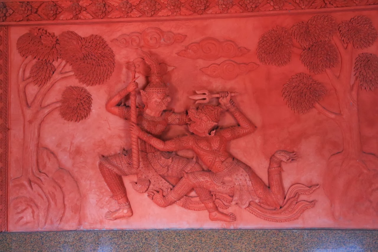 Bas-relief rouge dans le temple