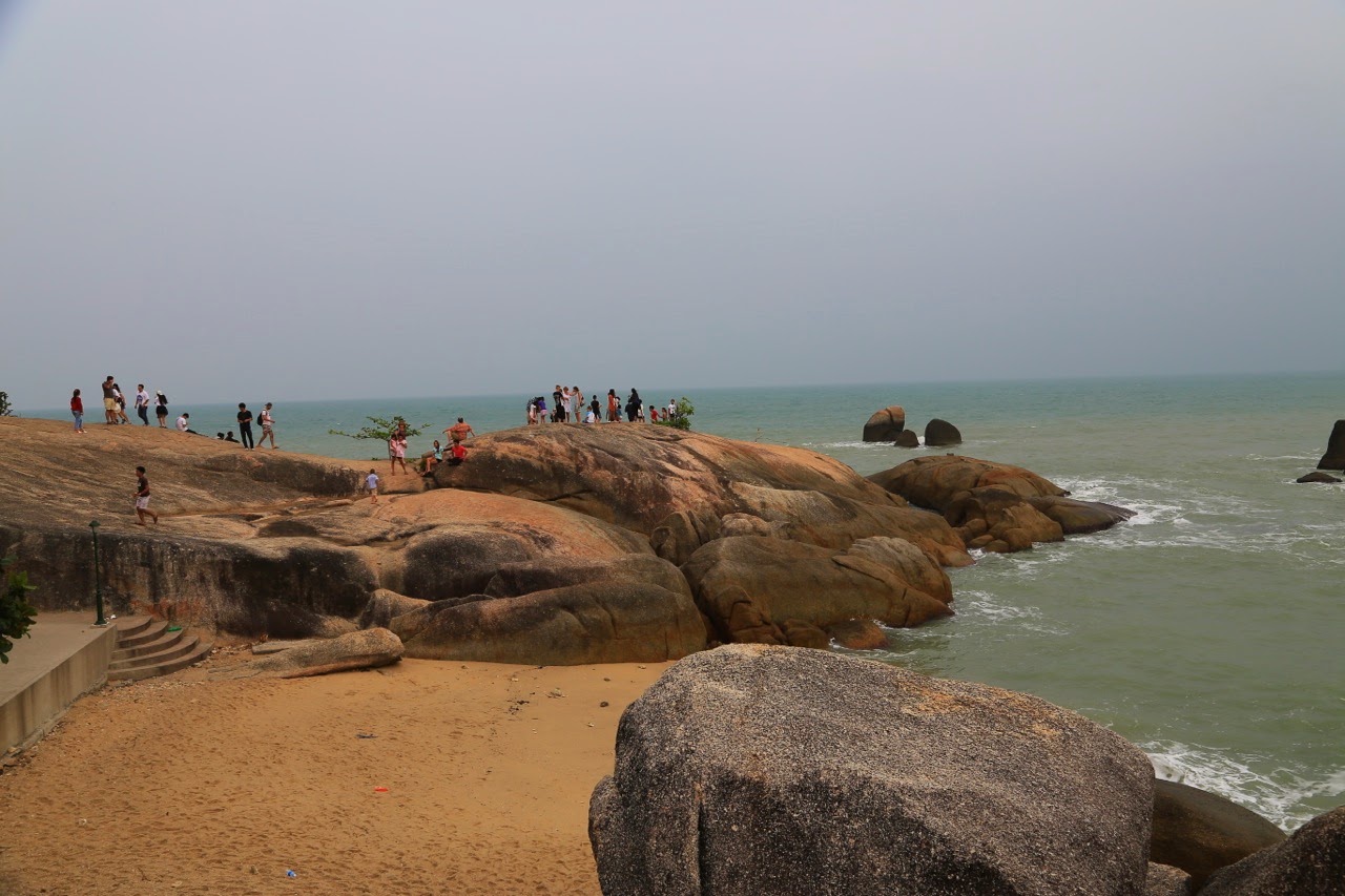 Visiteurs sur les rochers de Hin-Ta