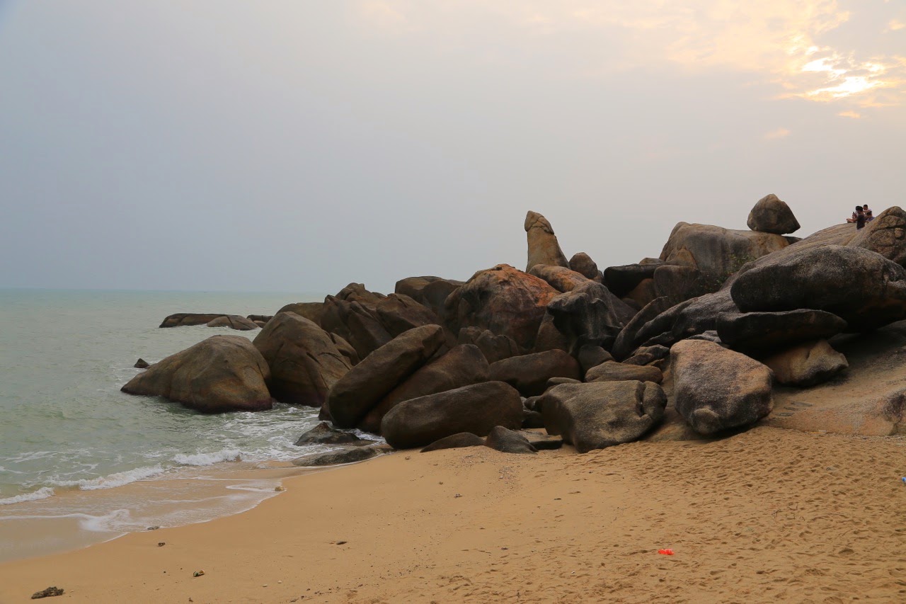 Rochers de granit sur la plage