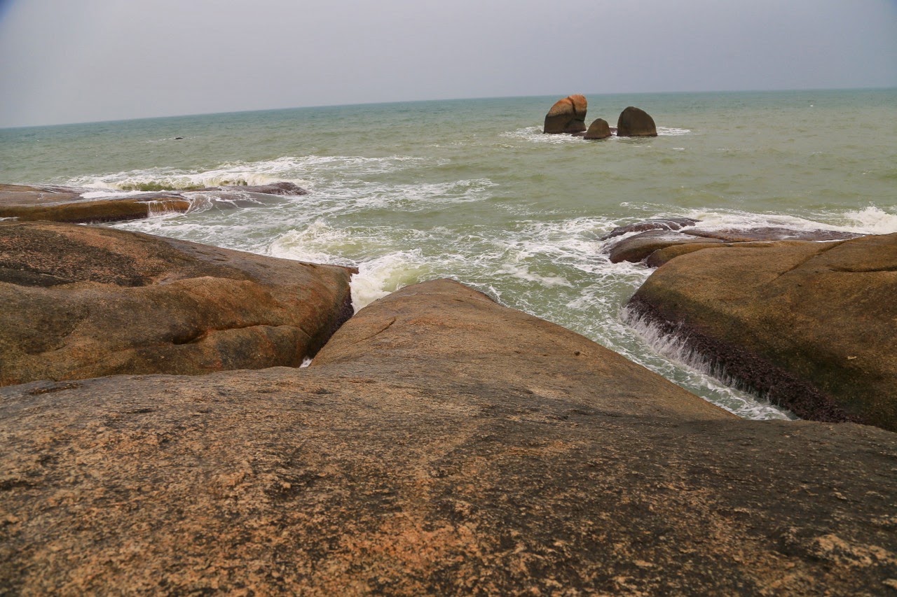 Vagues sur les rochers de Hin-Yai