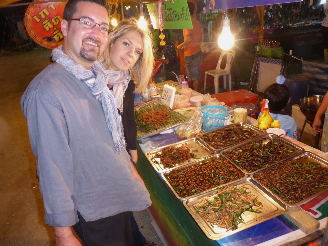 Chenilles et grillons grillés à la fête foraine
