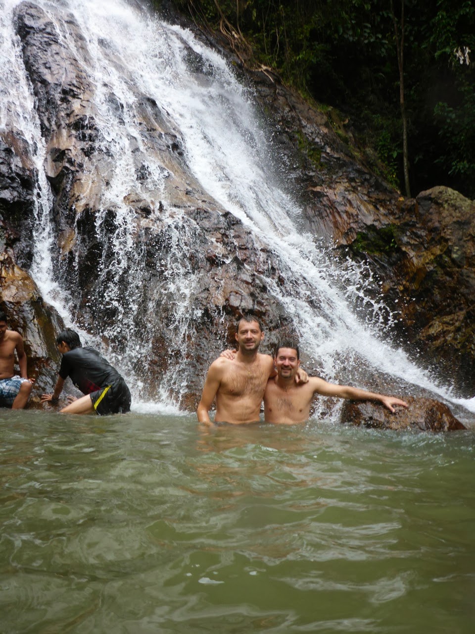 Baignade au pied des chutes de Na Muang
