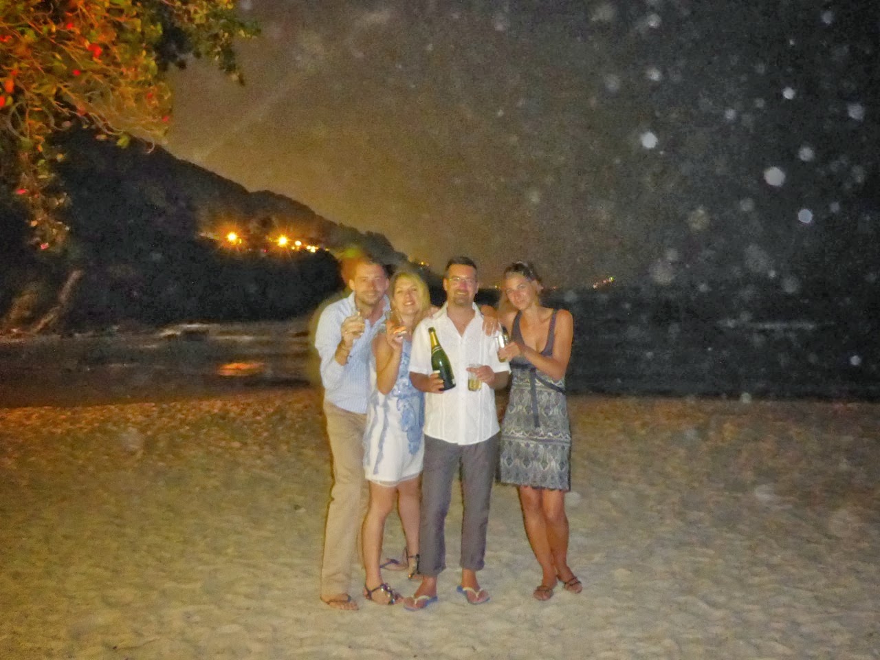 Photo de groupe sur la plage le soir du réveillon